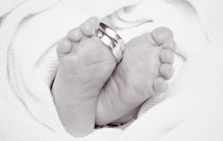 Newborn feet image in black and white