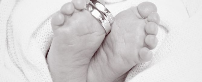 Newborn feet image in black and white