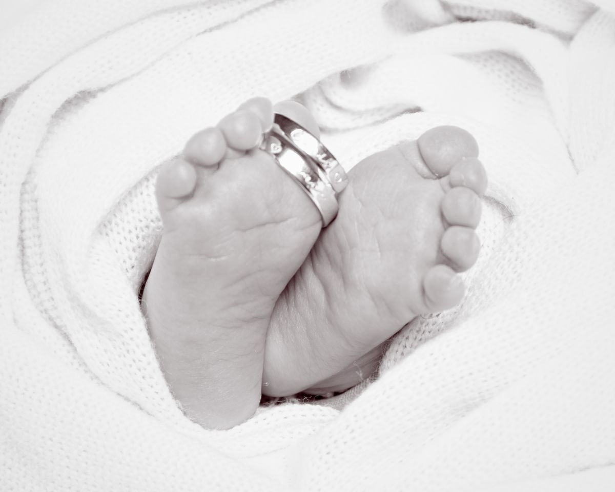 Newborn feet image in black and white