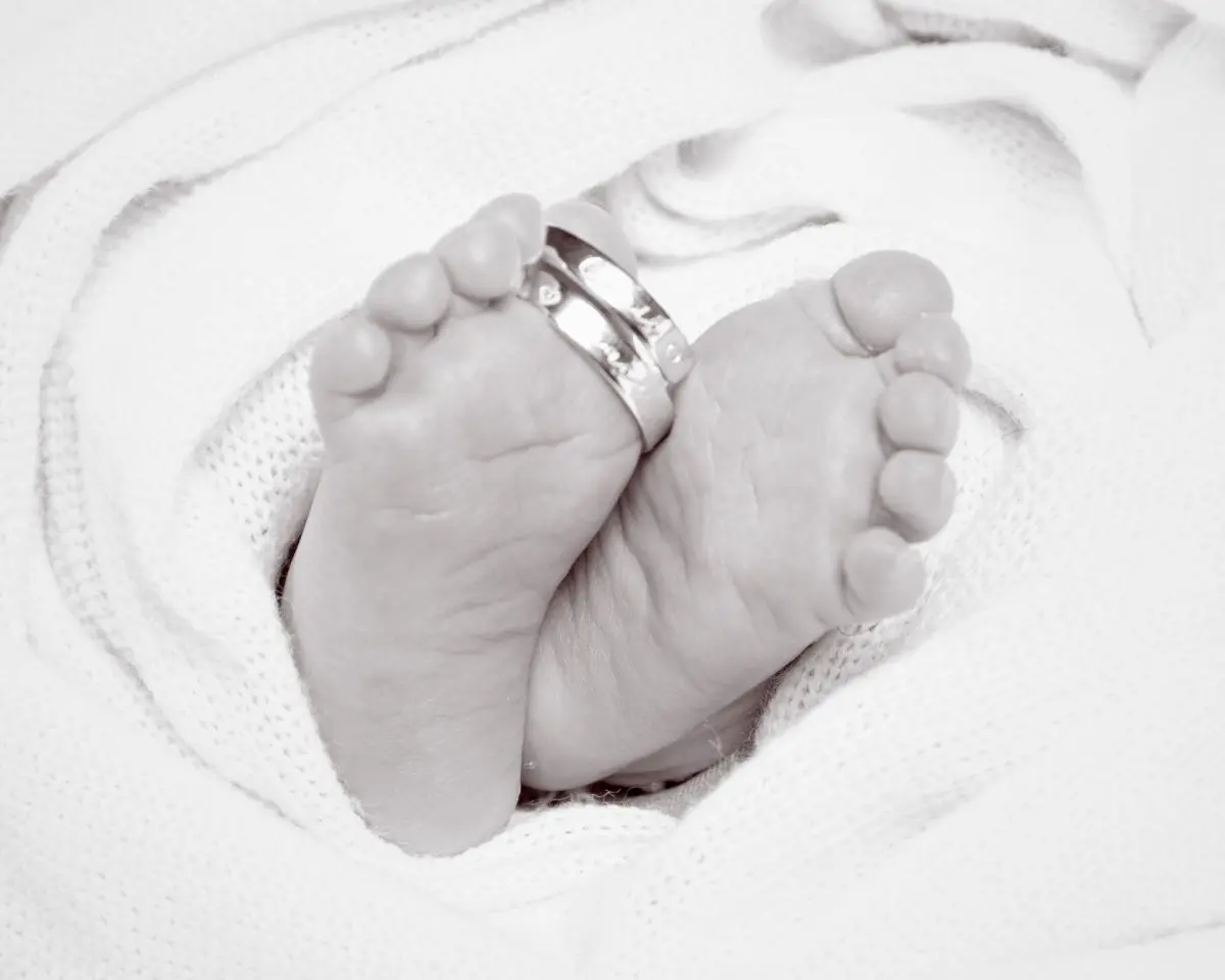 Newborn feet image in black and white