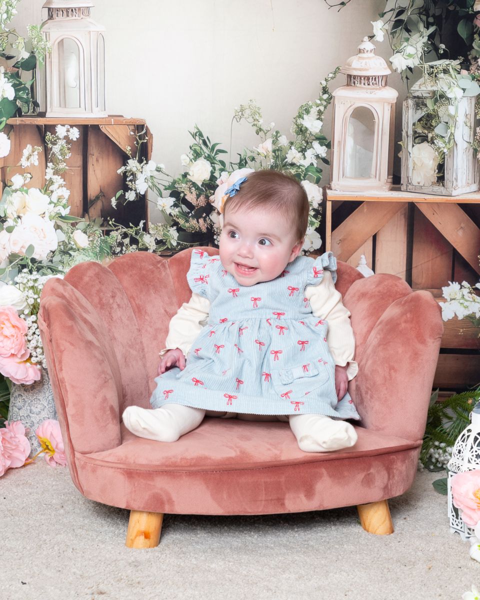 a little girl at the 2026 Mother's Day Mini Photo Shoots in West Sussesx